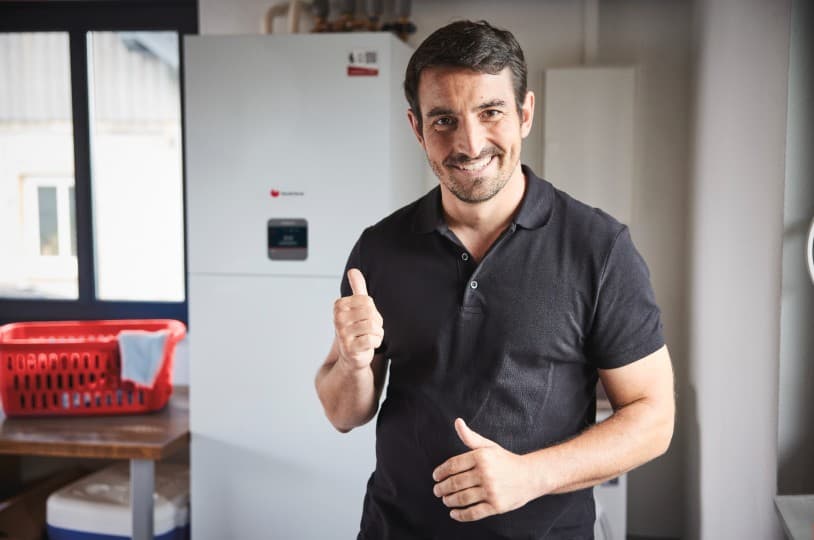 A telepítő a számítógép előtt ül