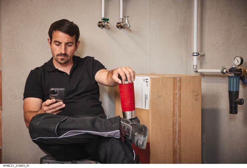 A telepítő egy táblagépet használ