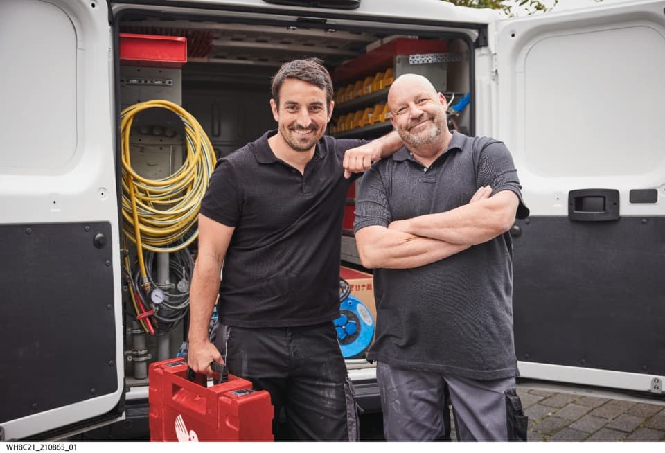 A Saunier Duval szerszámosládára támaszkodó szerelő